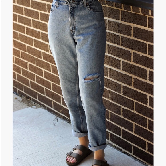 Distressed vintage Levi’s high waisted mom jeans - Picture 3 of 3